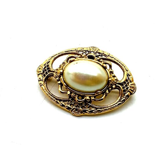 Vintage 1928 Brooch, Small Gold Tone Oval Lapel Pin with Faux Pearl Cabochon - Picture 2 of 3